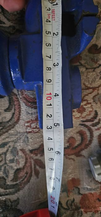 menghina de banc/masa/birou