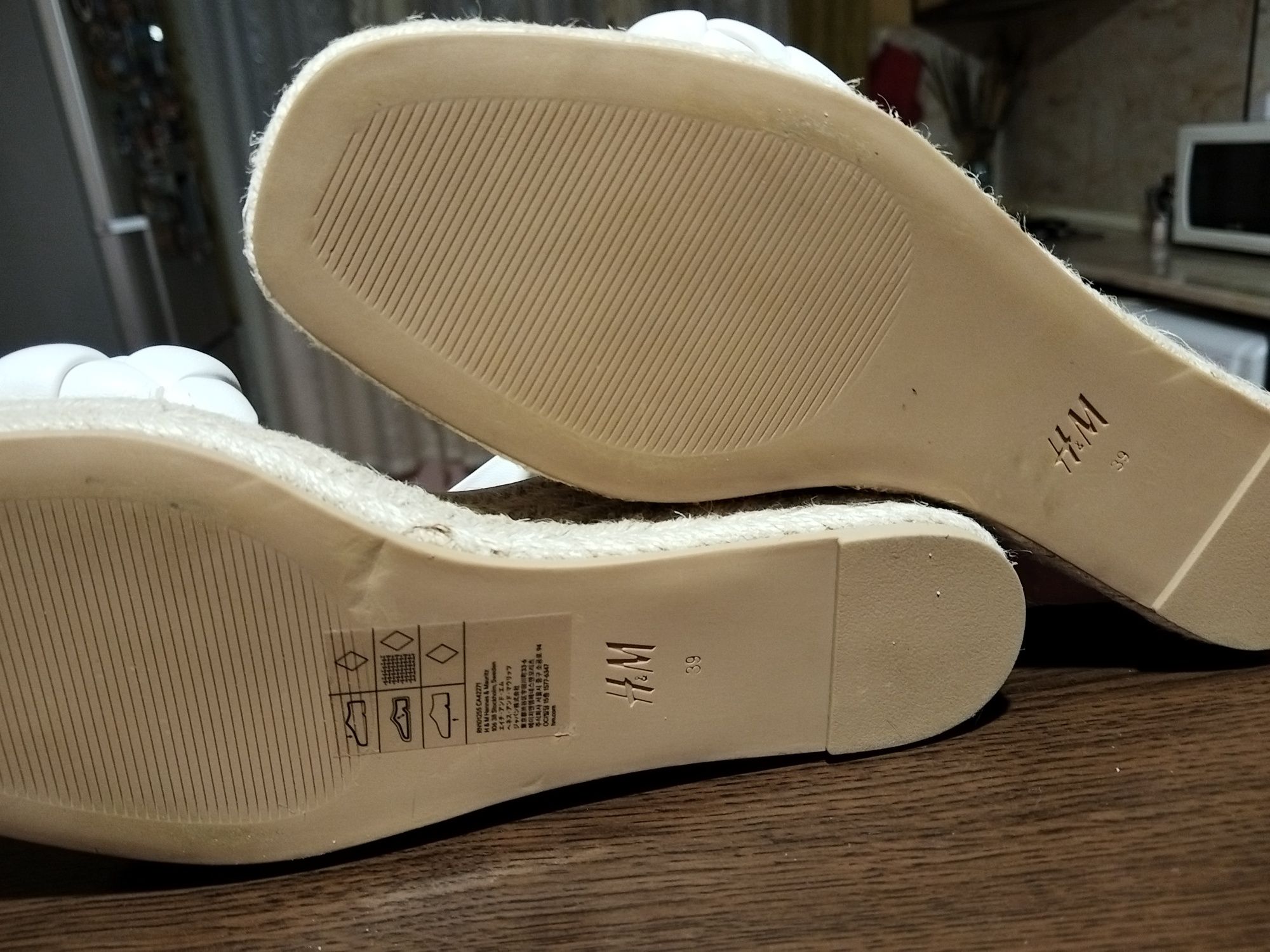Нови дамски бели сандали H&M.