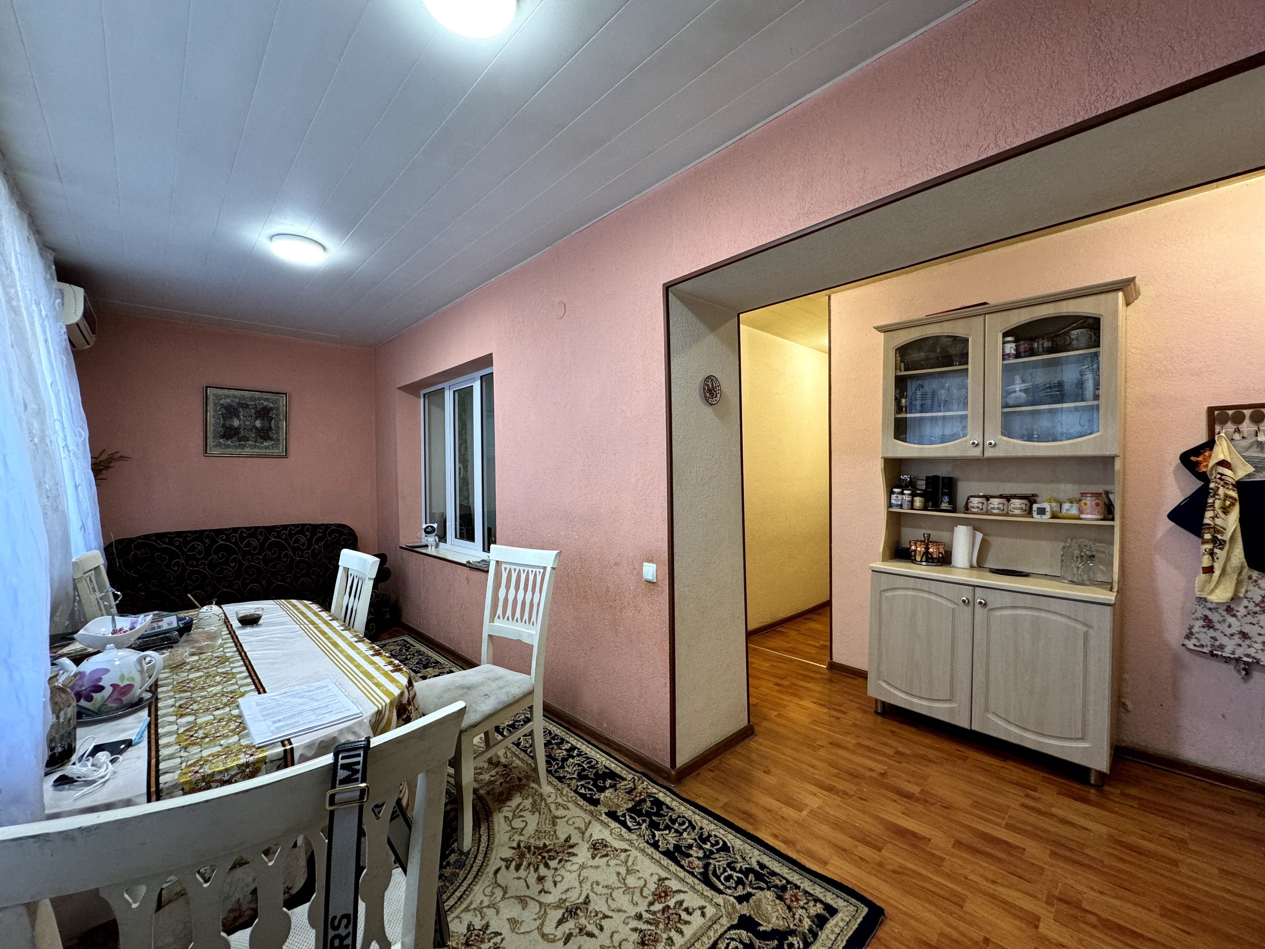 Продаётся 4-х комн квартира 85 м2, кирпич, 1 этаж, Мирабадское РОВД