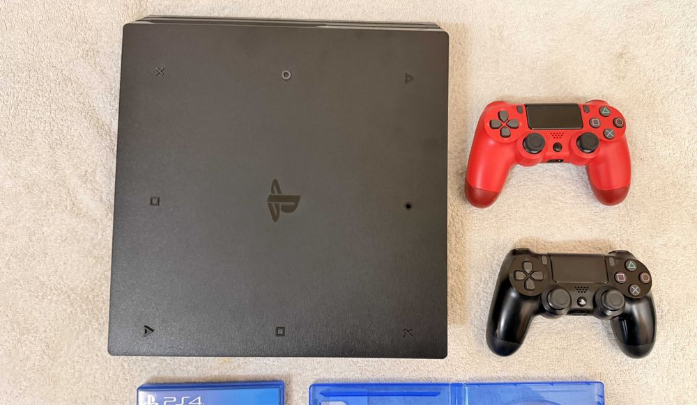PS4 Pro, Playstation 4 Pro + два джойстика + игри