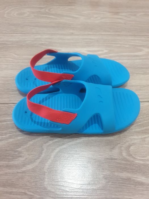 Сланцы на мальчика для пляжа и бассена