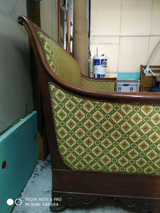 Диван с дърворезба