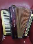 Vând acordeon hohner cu 120 de basi