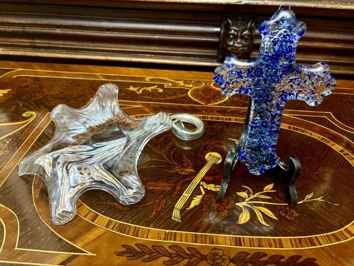 Deosebit lot-arta in sticla Murano-cruce-floare Robert Hamon-Italia