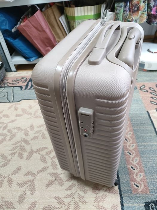 Vând troller / bagaj, folosit o singura dată, excelent și pentru avion