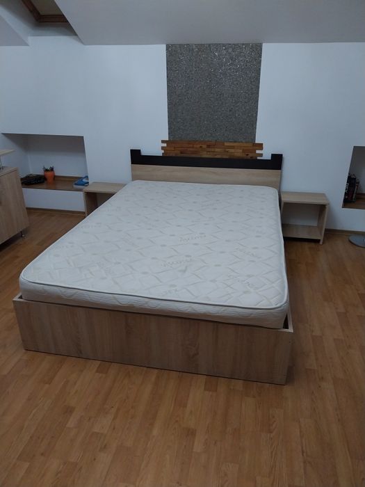 Dormitor .par 140/2m, două noptiere, șifonier cu două uși, comodă
