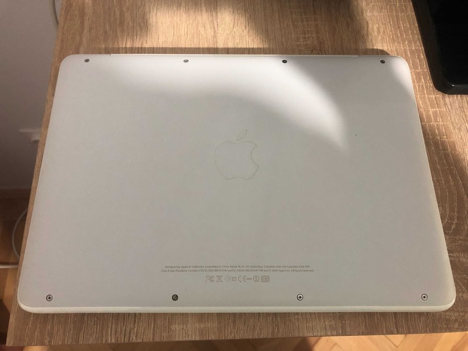 MacBook 13,3-inch 2009,  2,26 GHz, 4 GB, SSD 128 GB NOU. IMPECABIL