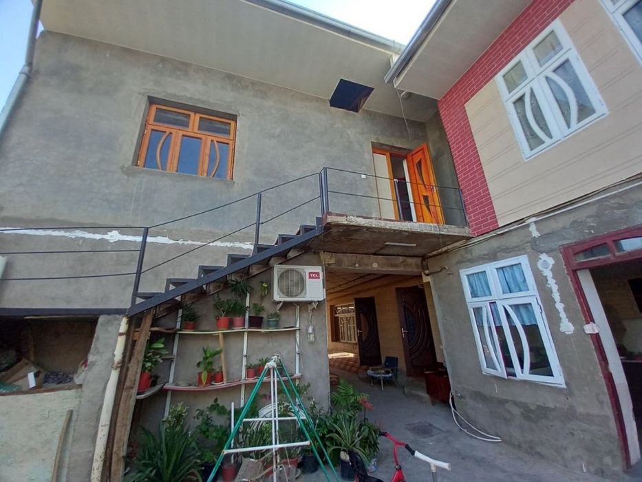 Циoльковский  дом продается , своя 2 этажный . 10 комнат, 2 санузла.