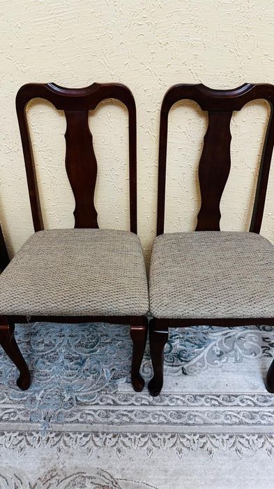 Продается стол и стулья и чехлы