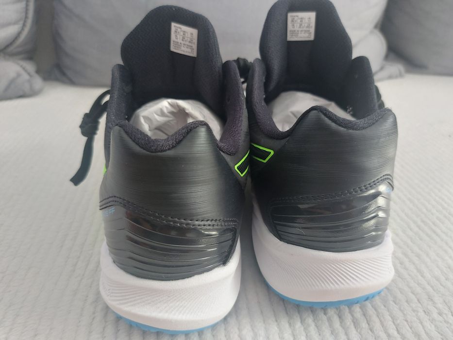 Vând pantofi sport asics volei