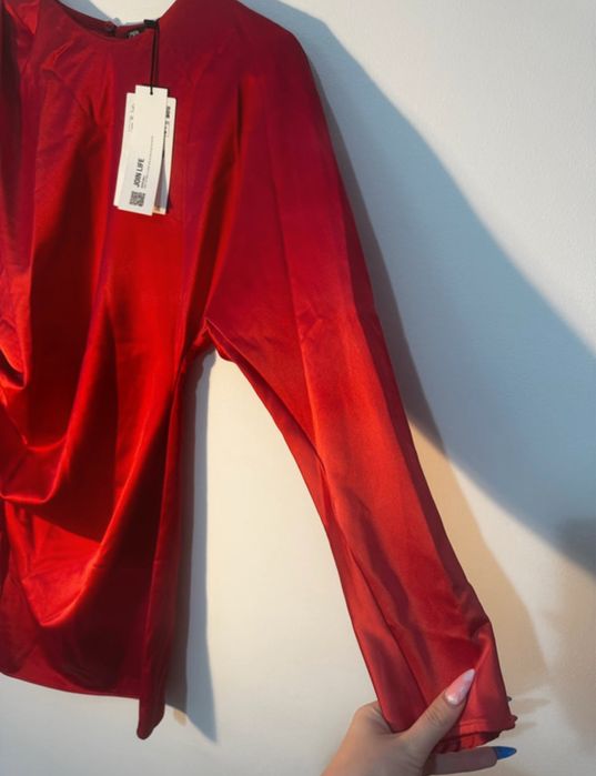 Rochie scurta satinata cu o maneca