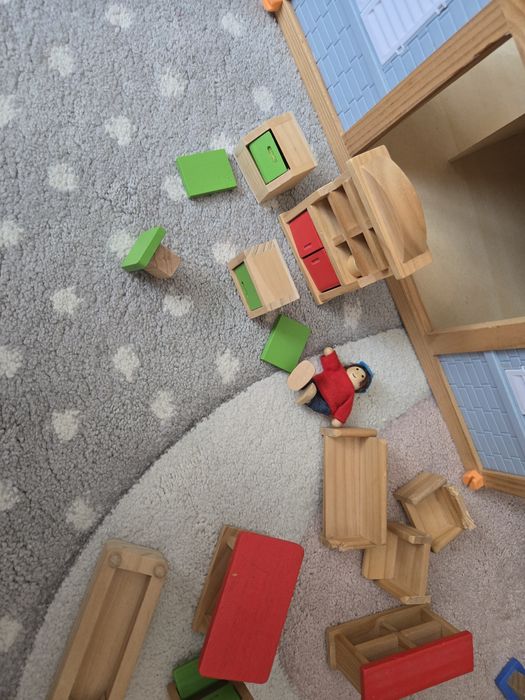 Дървена къща за кукли