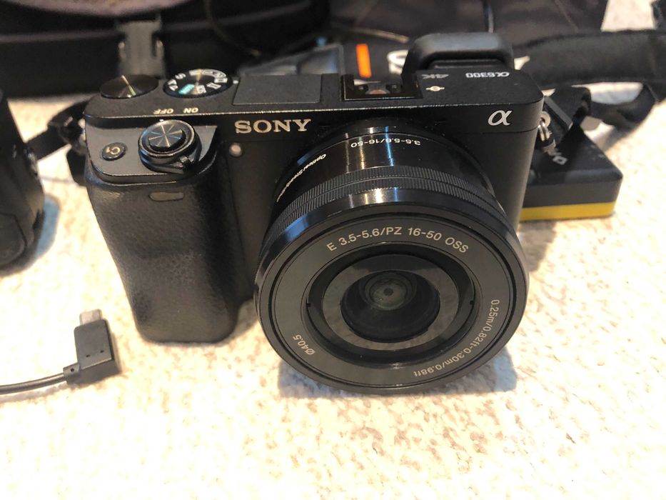 Sony A6300 cameră mirrorless 4K + 3baterii +incarcator rapid + Grip
