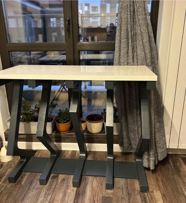 Дизайнерака бар маса