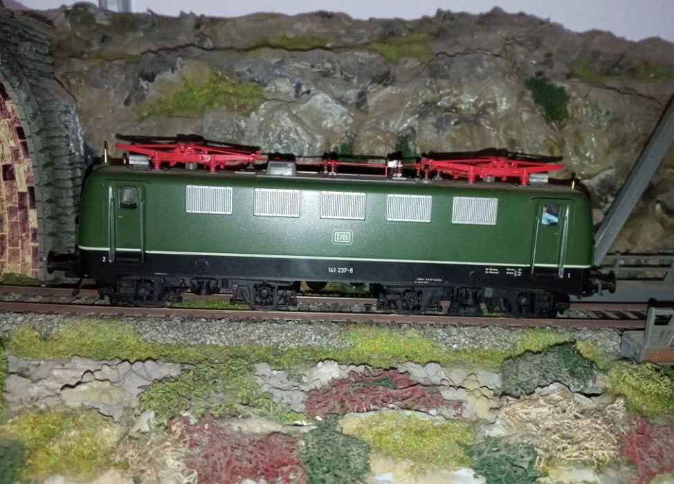 Locomotiva fleischmann BR141 scara H0, 1:87

Tracțiune integrală pe do