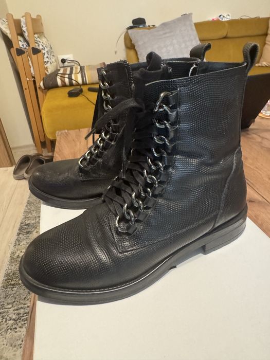 Кожени кубинки с елемент на връзките