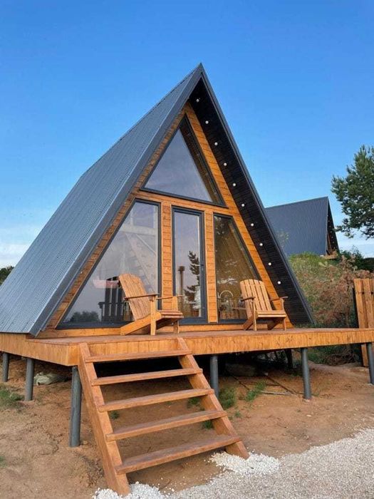 Case moderne pe structura metalica, cabane tip A frame la cheie