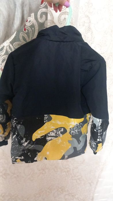 Vând geaca de baieti