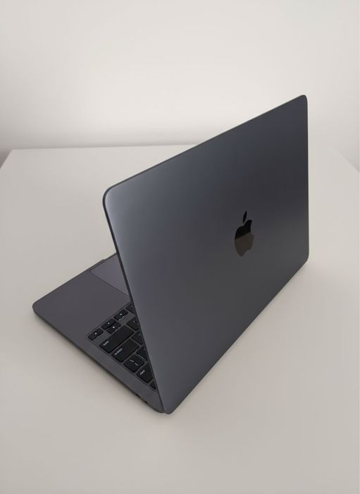 Продаю MacBook Air M2 (16GB / 256GB)