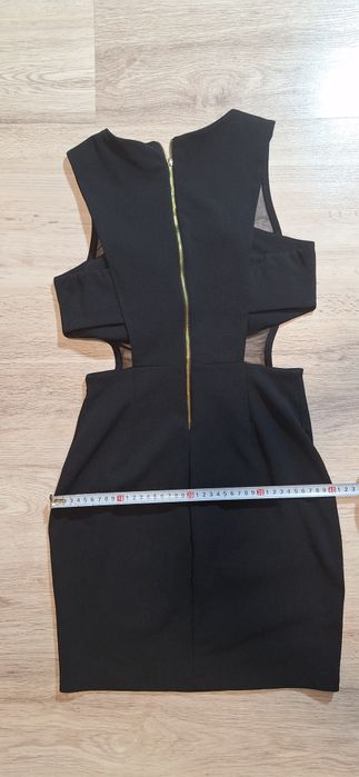 Rochie neagră cu tull şi decupaje laterale -

marime S