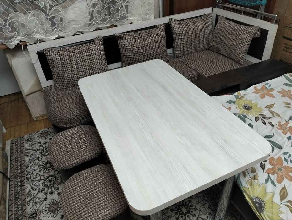 Кухонный уголок стол с стулями