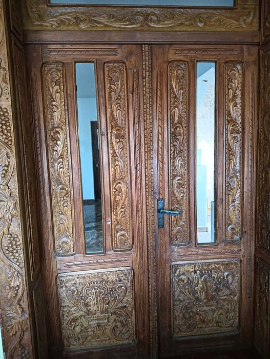 Vând ușa dubla sculptată și lăcuită!