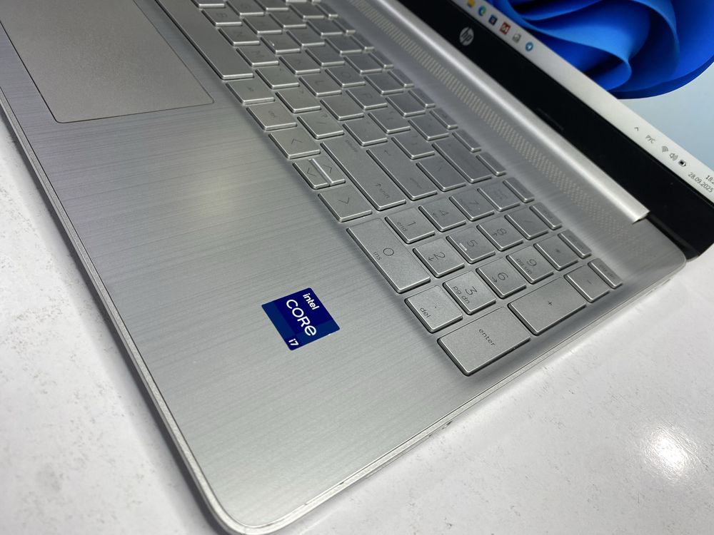 Hp i7 ekrani sensorlik  atiga 7 kun ishlatilgan