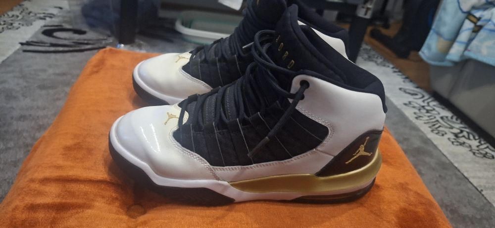 Air Jordan Max Aura 'Golden Knights'