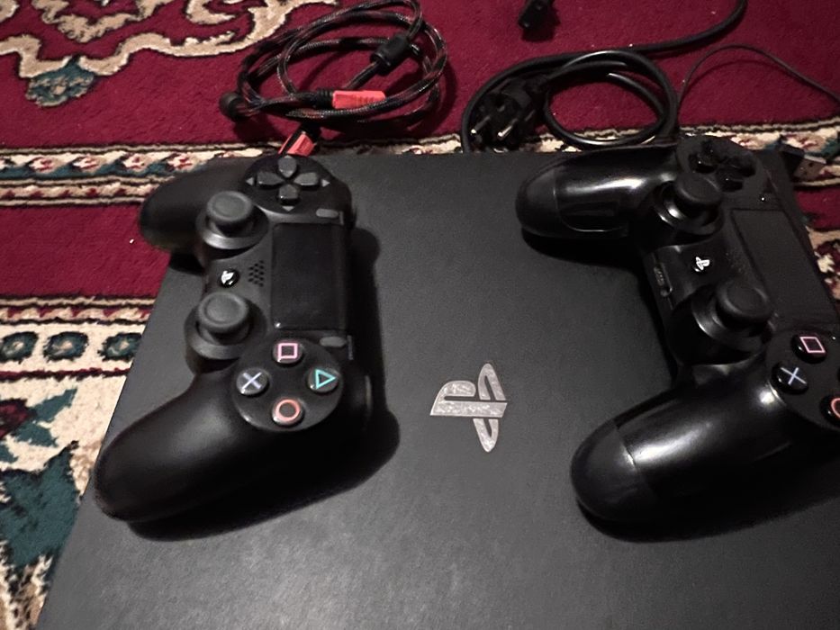 Продам PS4 pro в отличном состоянии
