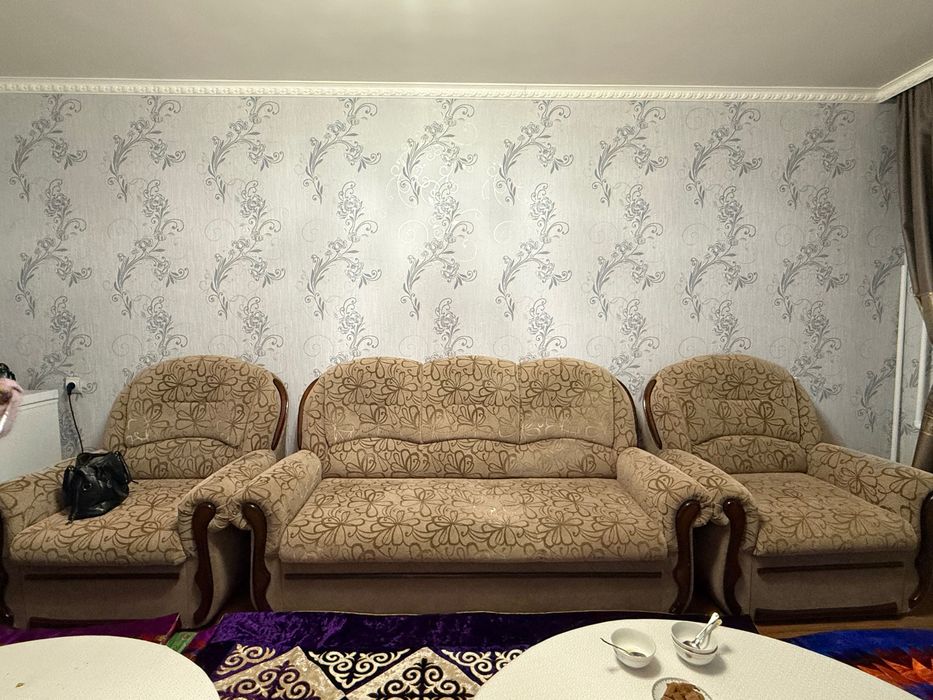 Диван с двумя креслами