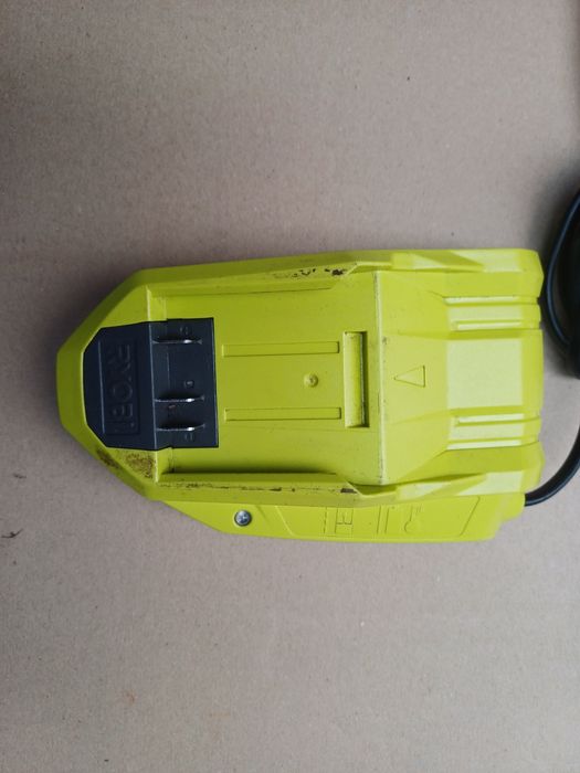 Incarcator Ryobi 14,4v  1,8A in stare buna