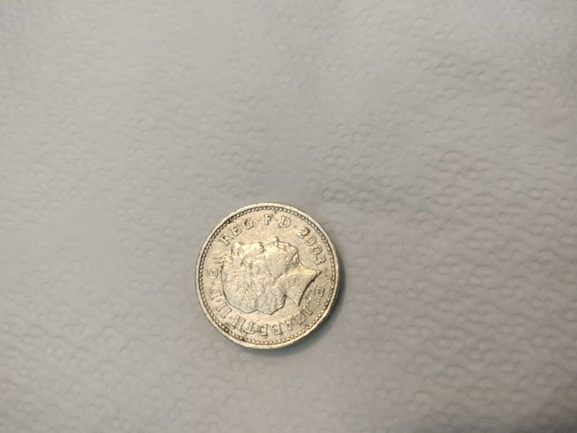 Există două monede de lire rare de vânzare din 2013 și 2003