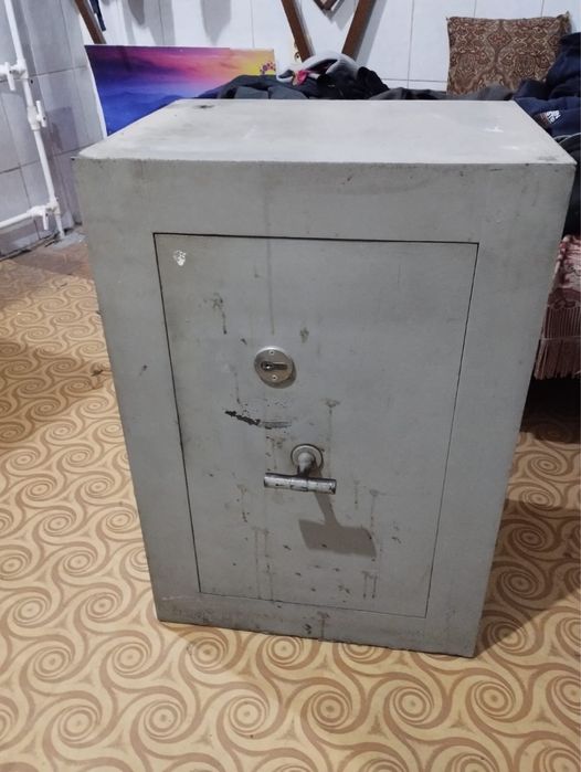 Продам сейф металлический