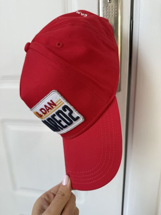 Шапка Dsquared2 в черно и червено