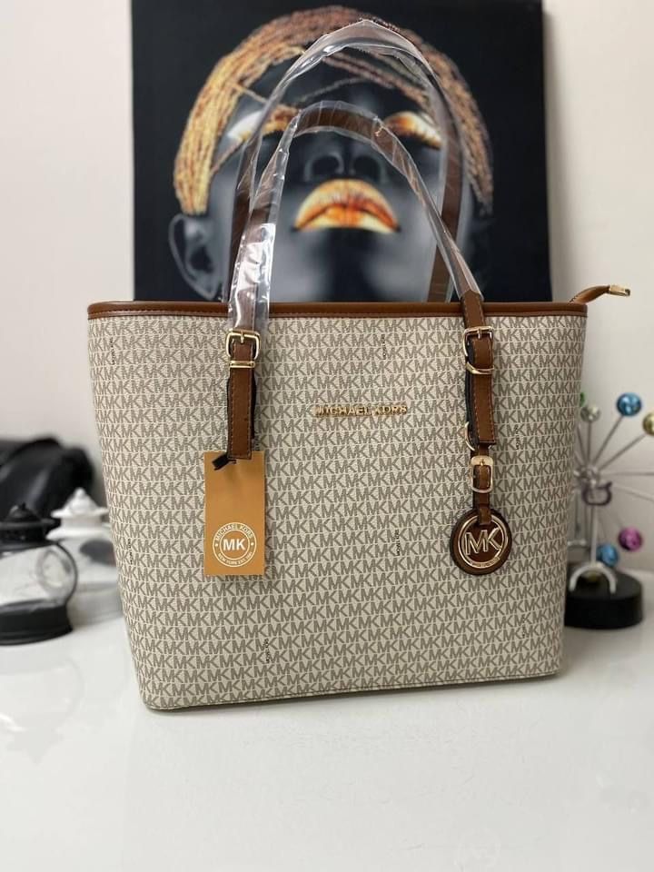 Geanta Michael Kors.