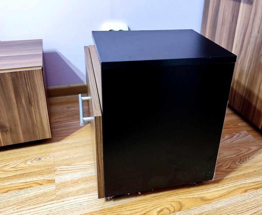 Нощни шкафчета и тоалетка с огледало в  цвят орех + черно