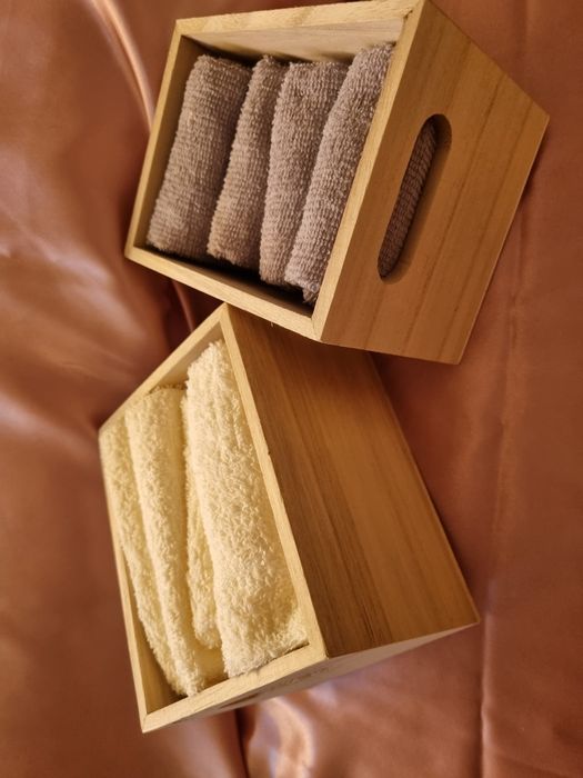 Комплект 4 кърпи в дървена касетка AVON