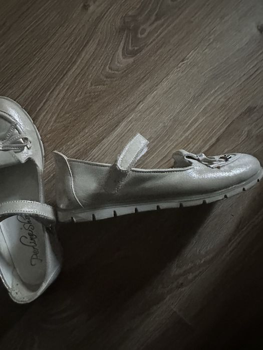 Продается обувь для девочки кажаная.