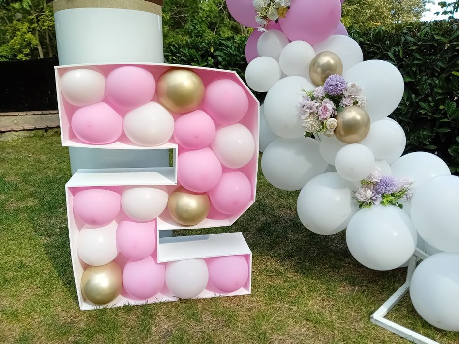 Украса арка с балони и цветя