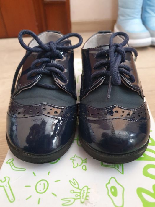 Vând pantofi eleganti pentru baieti  din piele lacuita marimea 22