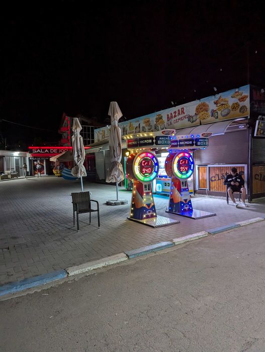 Colaborare cu aparate de box și jocuri distractive.