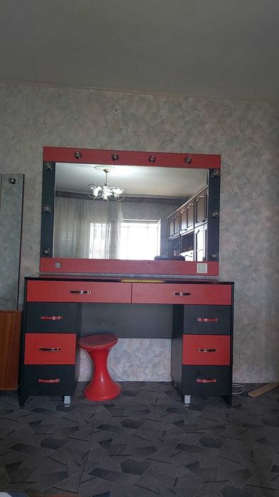 Vand urgent masa machiaj profesională + scaun