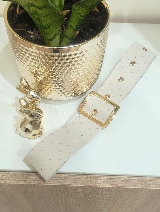 Нов дамски бежов блестящ колан със златна тока