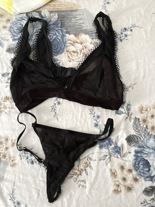 Vând costume de baie și articole pentru plajă.