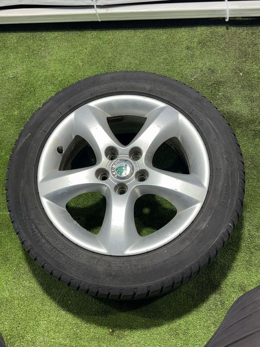 JANTE SKODA R15 / 5x100 / FABIA AMBIENTE II FAB / 195/55 R15 85V / 6JX15 ET43 / 5J0601025A+ CAUCIUCURI (X4)