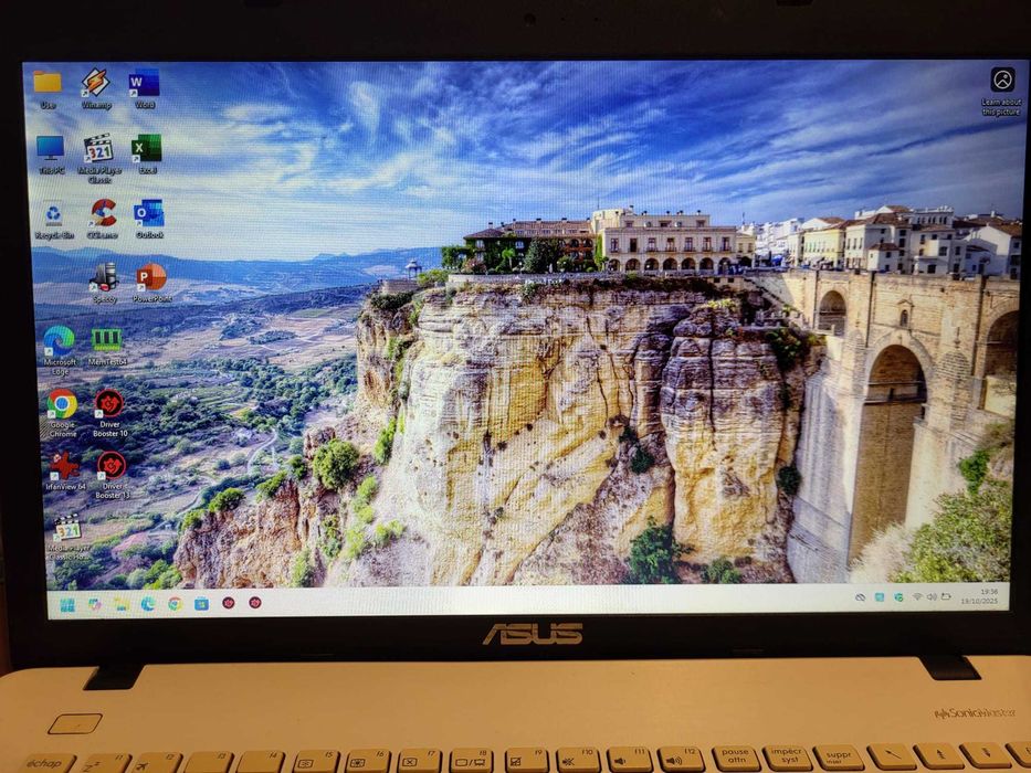 ASUS 17.3" X751 Intel Core i3-4010U 1.7G Laptop 12 GB DDR3L 240 GB SSD