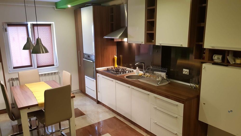 Inchiriez apartament decomandat 3 camere Noua