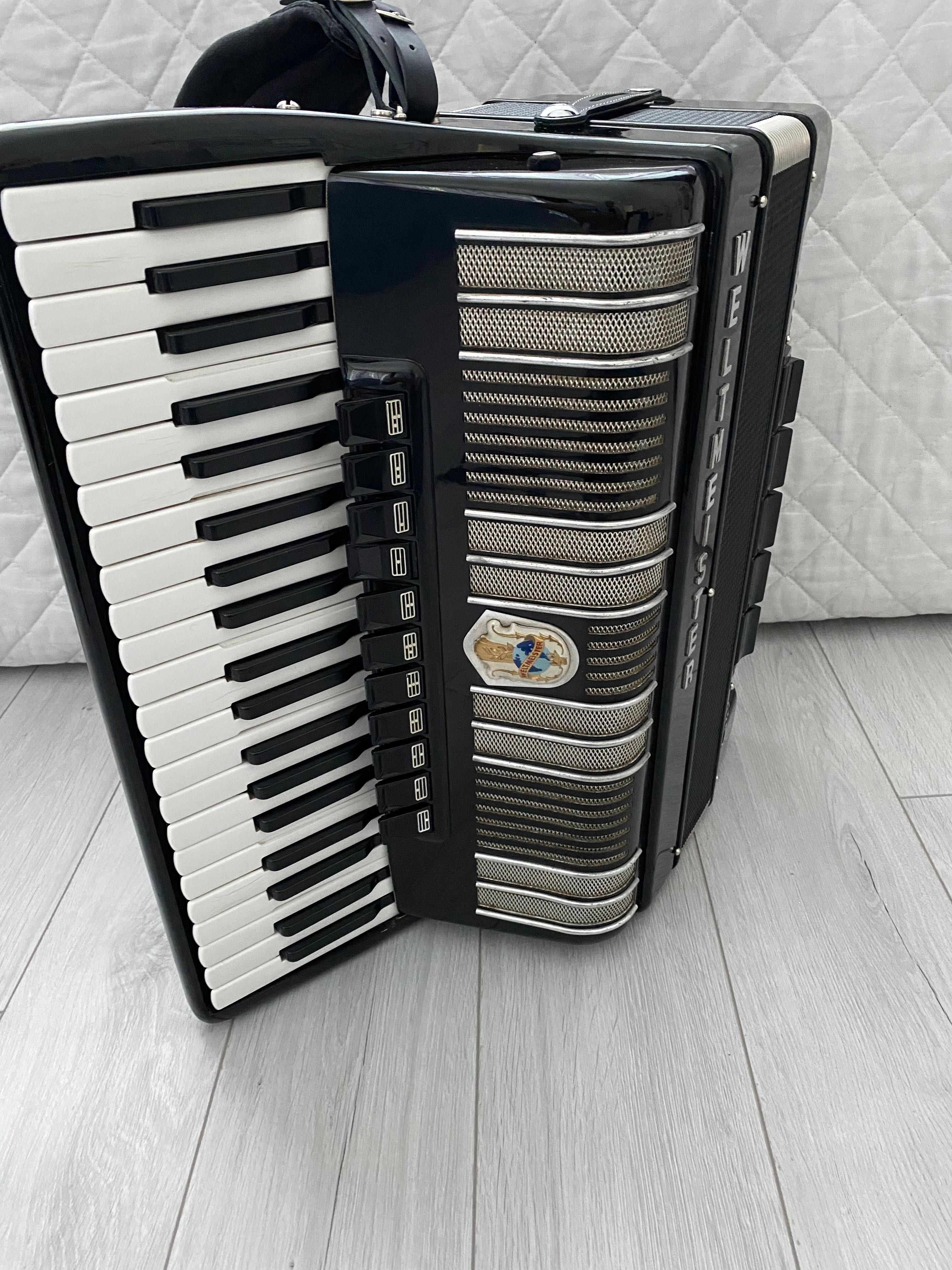 Продавам акордеон Welmeister s4