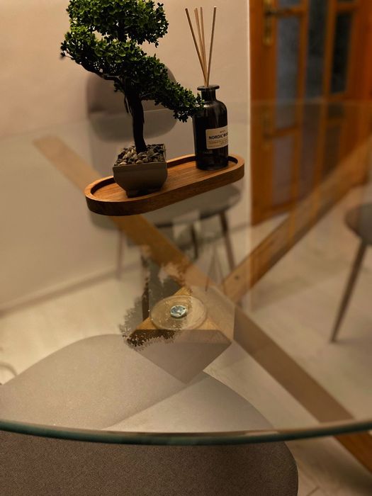 Masă sticlă cu picioare din lemn de stejar.