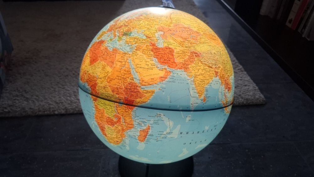Светещ глобус, статив и кожен стол с амортисьор